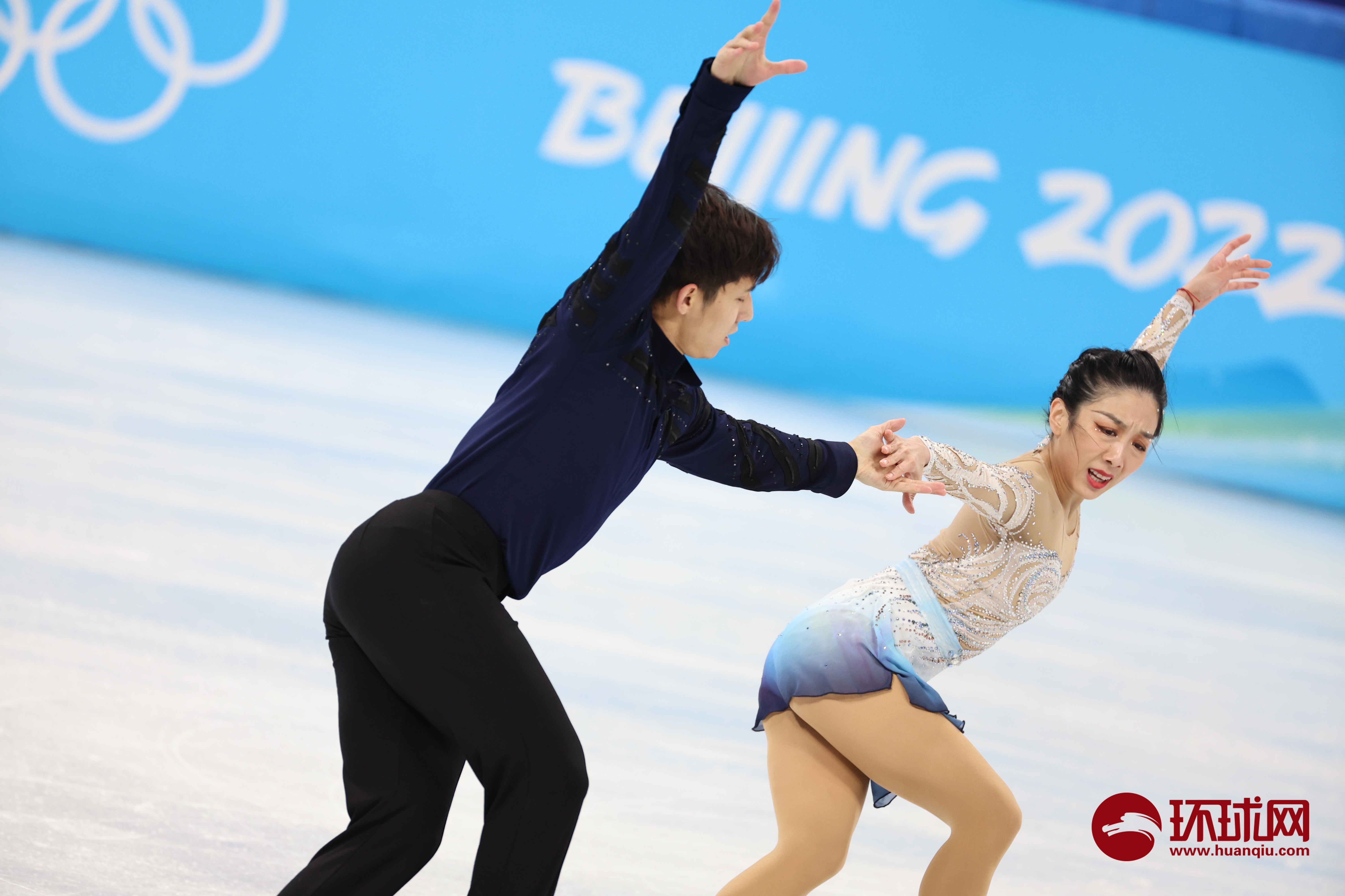 爱游戏中国官方平台浓眉哥重返赛场,战术调整首场状态出色,法国队观众沸腾!