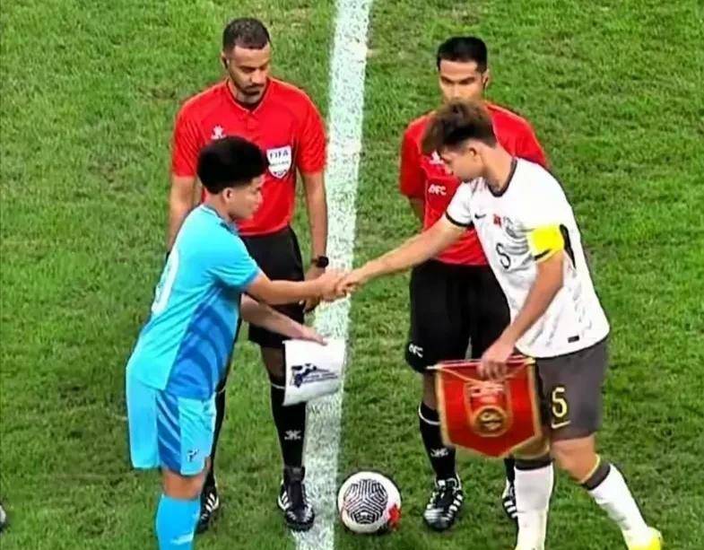 爱游戏体育官方网站葡萄牙体育训练开放日,国际比赛日止住颓势引欢呼,西甲在即,临场指挥获称赞(曼城葡萄牙体育集锦)